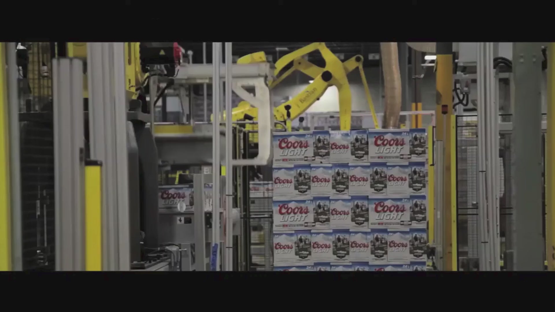 Charger la vidéo : Démonstration vidéo d&#39;InnoPick™ automatisant la palettisation de caisses mixtes pour des opérations d&#39;entrepôt efficaces.
